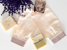 Load image into Gallery viewer, exfoliating silk bath glove
