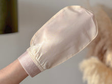 Load image into Gallery viewer, exfoliating silk bath glove
